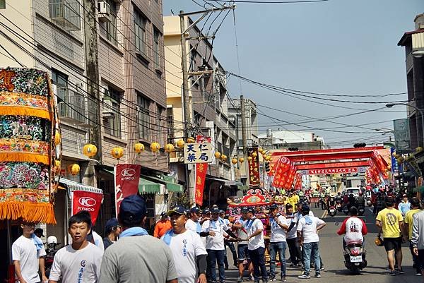 各廟宇神轎前往海邊.JPG