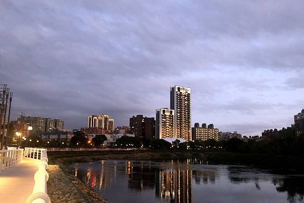 河濱公園夜幕低垂-4.JPG