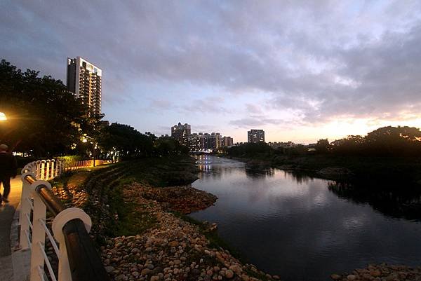 河濱公園夜幕低垂-9.JPG