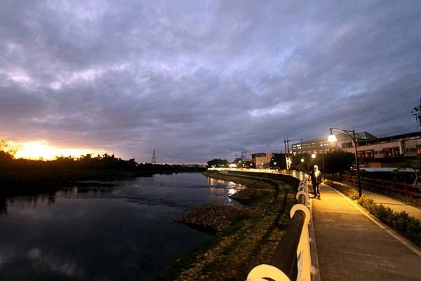 河濱公園夜幕低垂-8.JPG