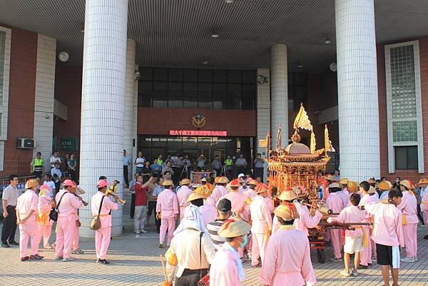 東港分局恭接王駕.jpg