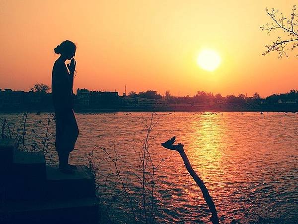 (1)_Puja_by_a_woman_at_sunset,_Rishikesh_Haridwar_India.jpg