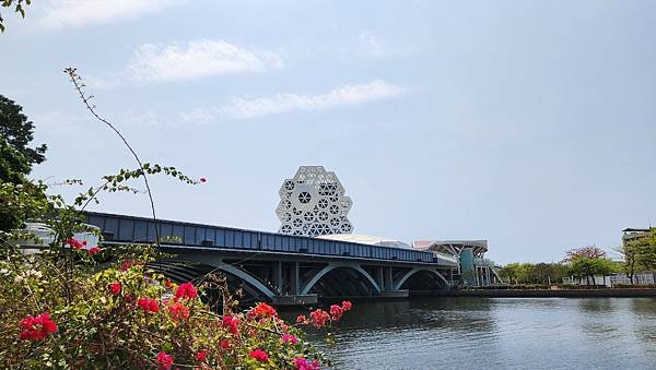 一個人的旅行＠高雄愛河，苓雅舊鐵橋、玫瑰聖母聖殿、愛河星光大