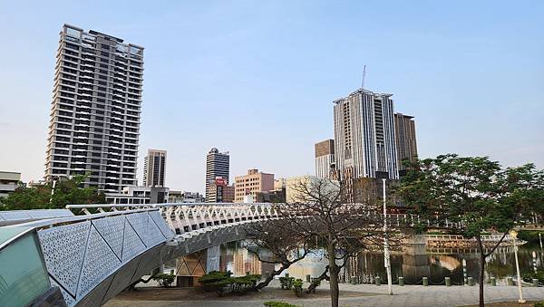 一個人的旅行＠高雄愛河，苓雅舊鐵橋、玫瑰聖母聖殿、愛河星光大