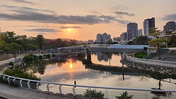 一個人的旅行＠高雄愛河，苓雅舊鐵橋、玫瑰聖母聖殿、愛河星光大