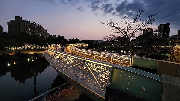 一個人的旅行＠高雄愛河，苓雅舊鐵橋、玫瑰聖母聖殿、愛河星光大