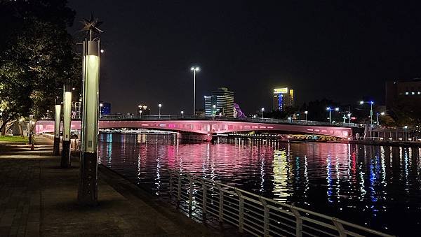 一個人的旅行＠高雄愛河，苓雅舊鐵橋、玫瑰聖母聖殿、愛河星光大