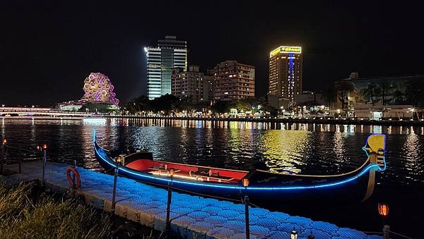 一個人的旅行＠高雄愛河，苓雅舊鐵橋、玫瑰聖母聖殿、愛河星光大