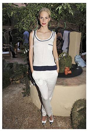 la_combipantalon_blanche_de_poppy_delevingne_8070_north_545x