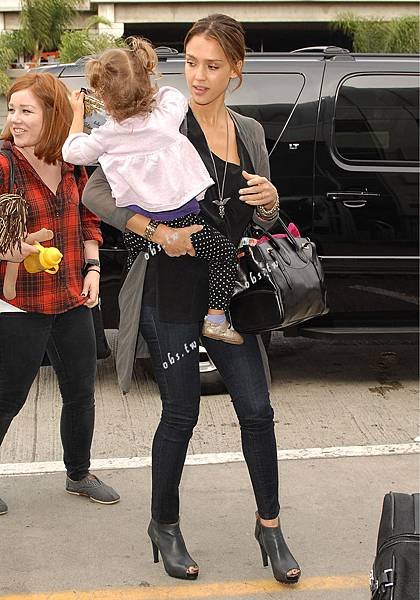 jessica-alba-lax-airport