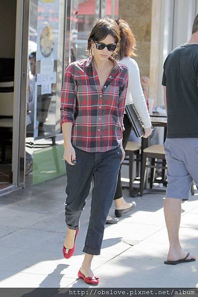 jessica_alba_grey_pants_red_ba