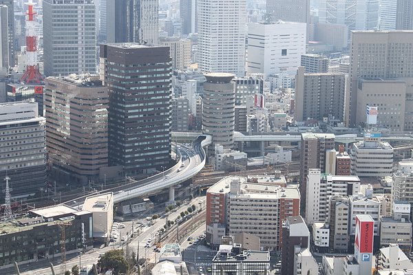 1.31 fourth day (117)空中庭園之這棟大樓有高速公路穿過.JPG