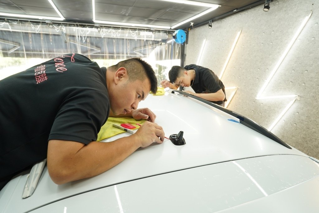 台南汽車包膜推薦：Force 弗珥仕車體包膜，白色SKODA