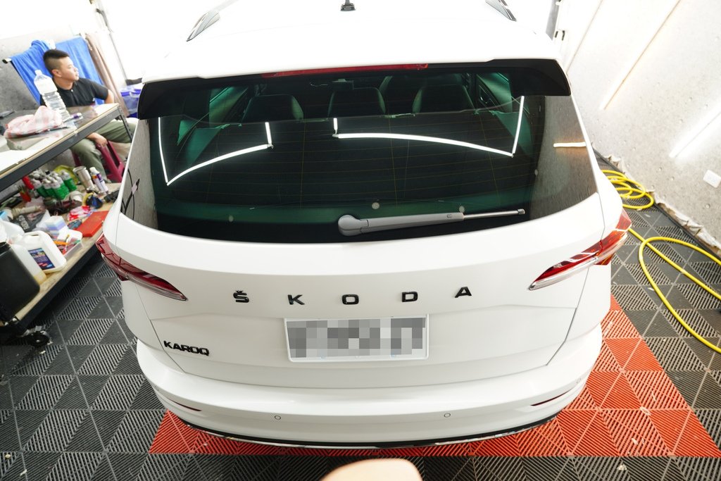 台南汽車包膜推薦：Force 弗珥仕車體包膜，白色SKODA