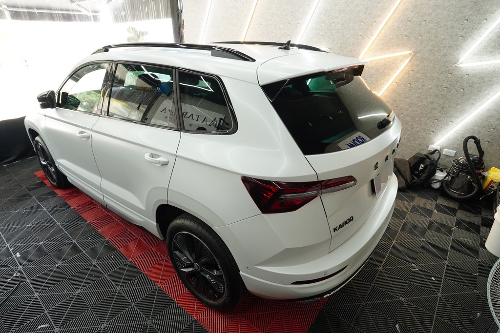 台南汽車包膜推薦：Force 弗珥仕車體包膜，白色SKODA