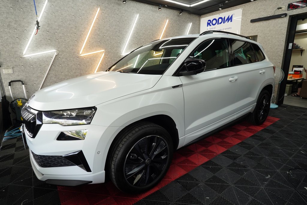 台南汽車包膜推薦：Force 弗珥仕車體包膜，白色SKODA