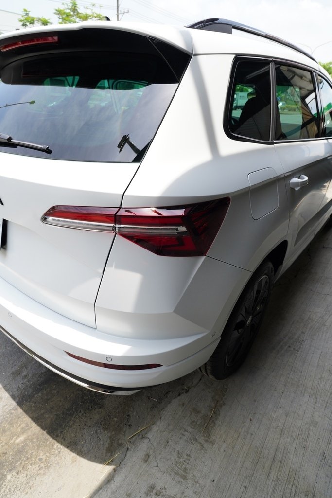 台南汽車包膜推薦：Force 弗珥仕車體包膜，白色SKODA