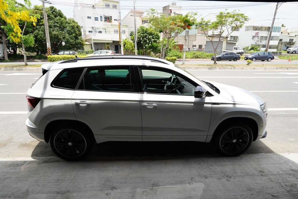 台南汽車包膜推薦：Force 弗珥仕車體包膜，白色SKODA