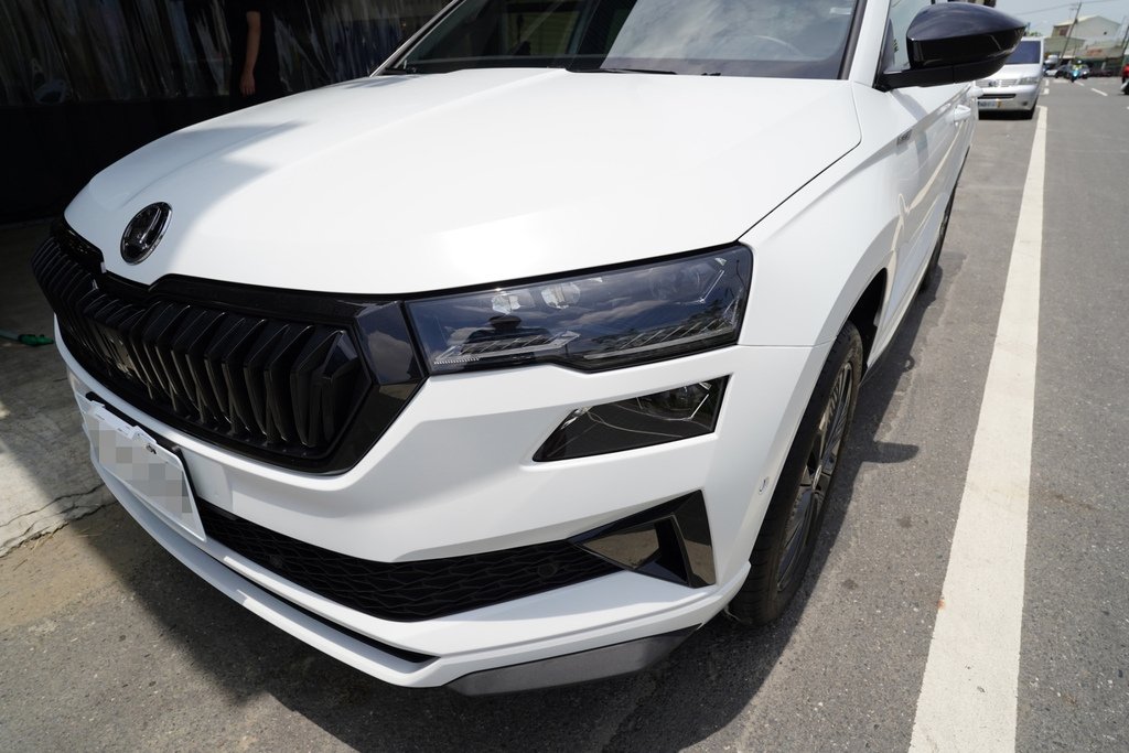 台南汽車包膜推薦：Force 弗珥仕車體包膜，白色SKODA