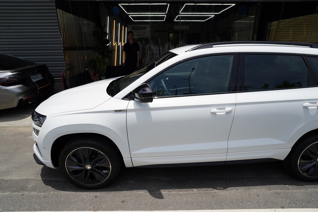 台南汽車包膜推薦：Force 弗珥仕車體包膜，白色SKODA