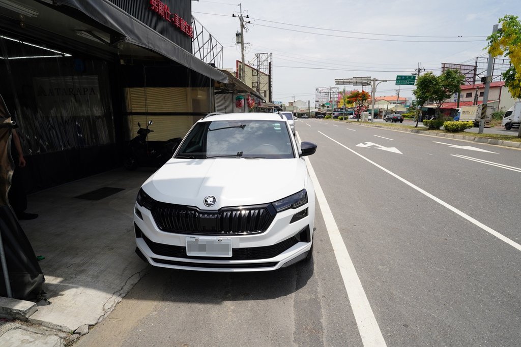 台南汽車包膜推薦：Force 弗珥仕車體包膜，白色SKODA