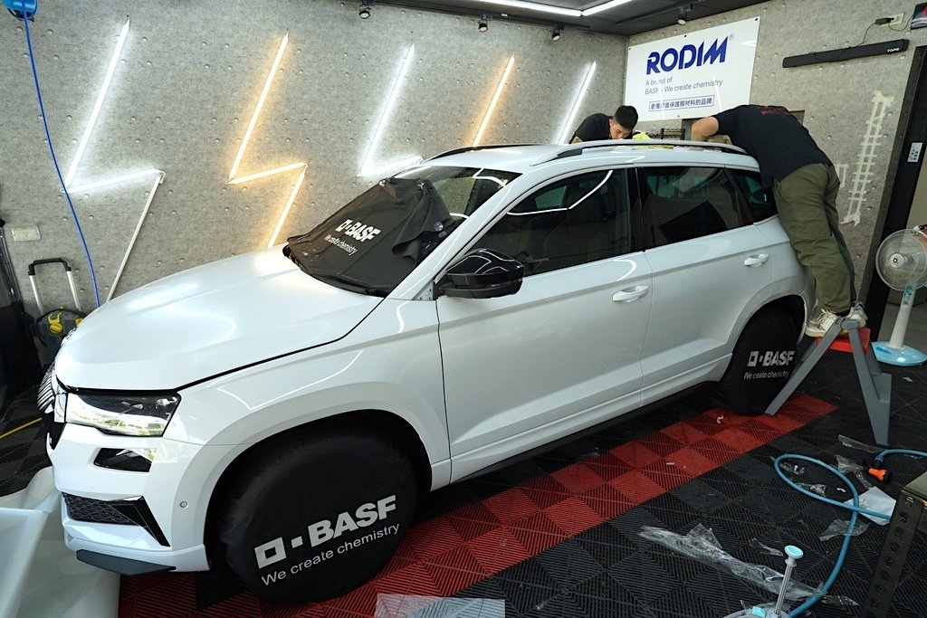 台南汽車包膜推薦：Force 弗珥仕車體包膜，白色SKODA
