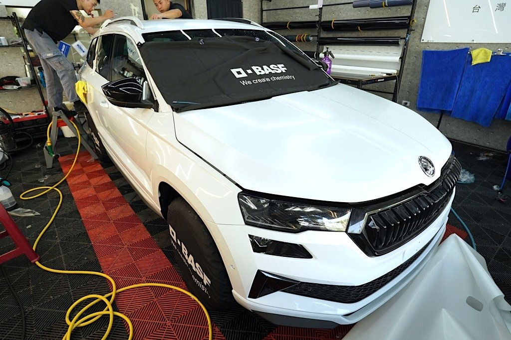 台南汽車包膜推薦：Force 弗珥仕車體包膜，白色SKODA