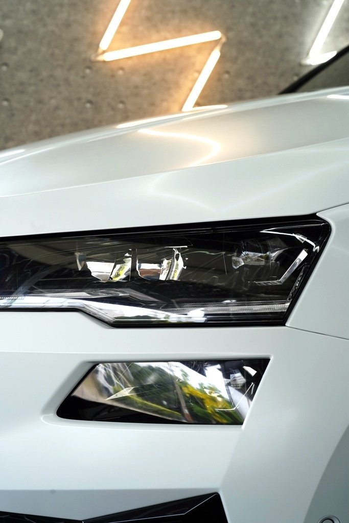 台南汽車包膜推薦：Force 弗珥仕車體包膜，白色SKODA