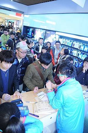 Nokia Lumia 800, 710 正式在台上市 預購銷售一空 現場購機取貨人潮熱烈.jpg