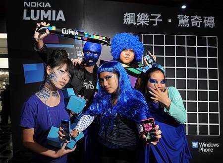 諾基亞熱情支持者以諾基亞藍色裝扮迎接全新Nokia Lumia系列手機.JPG