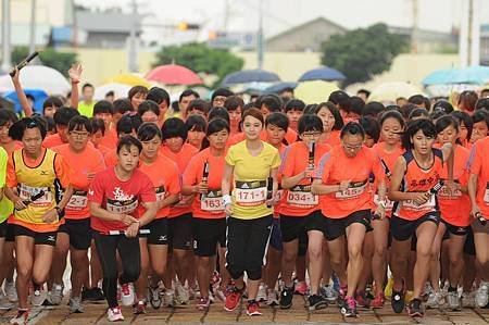 品牌大使楊丞琳與學生組一同起跑adidas高雄酷跑接力