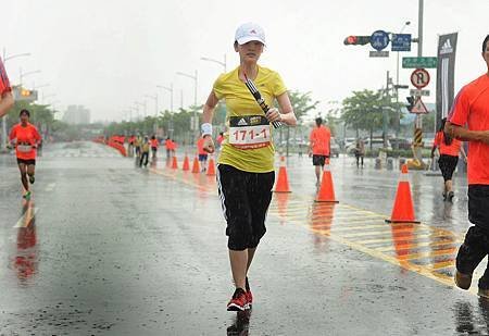 楊丞琳雨中挑戰3公里酷跑接力