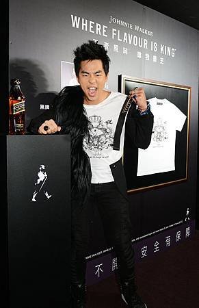 柯有倫設計「JOHNNIE WALKER黑牌經典風味珍藏限量T-Shirt」