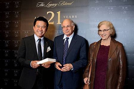 帝亞吉歐台灣分公司董事總經理朱鎮豪與康納曼教授夫婦合影