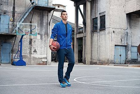 3.adidas x Jeremy Lin_全新秋冬男性訓練系列頂級裝備_藍色外套_M68449_$3490_已上市_深色上衣_M68427_$1690_已上市_深色長褲_M68454_$2,490_已上市_藍色球鞋_D73930_$3,290_已上市