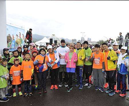 渣打國際商業銀行陳銘僑總經理、藝人郭雪芙、修杰楷、職棒好手高國輝，在3公里休閒組別與視障跑者們一同合影.jpg