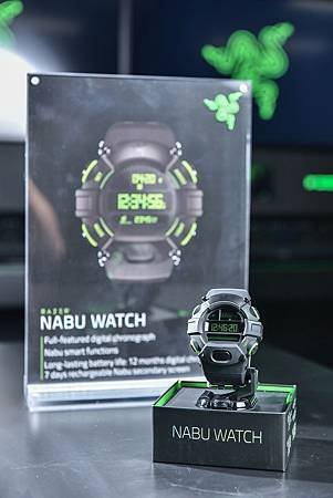 4. 標準版 Razer Nabu Watch 採用強韌聚碳酸酯材料打造並以 Razer 經典綠襯托.jpg