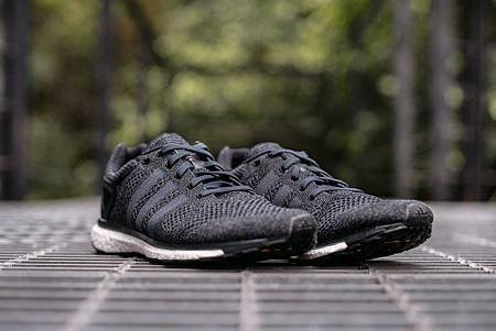 2. adizero Prime Boost「Mystery Grey」迷幻灰配色以PRIMEKNIT編織鞋面搭配深灰色調，打造簡約內斂質感.jpg