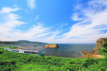 圖1：在五能線列車裡觀賞海水翻湧而來，畫面十分扣人心弦.jpg