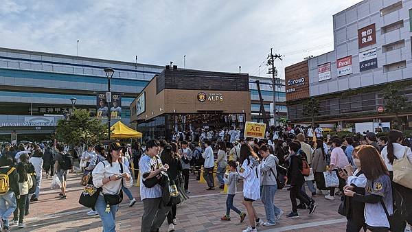 阪神虎周邊商品店夭壽多人