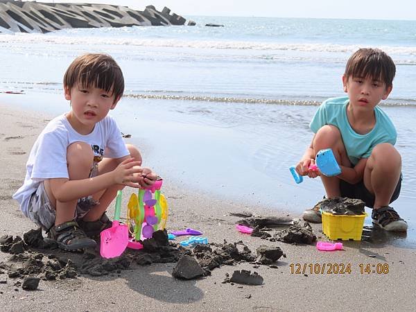 寶貝成長日記(七百三十四)踏浪玩沙!黃金海岸