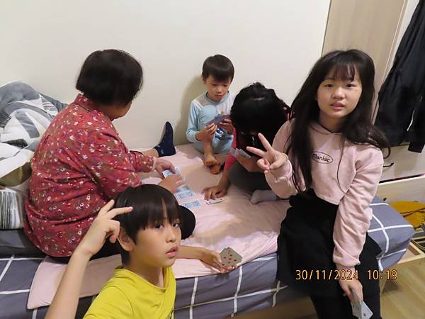寶貝成長日記(七百四十七)阿嬤在，真安心
