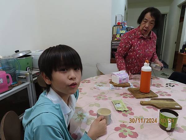 寶貝成長日記(七百四十七)阿嬤在，真安心