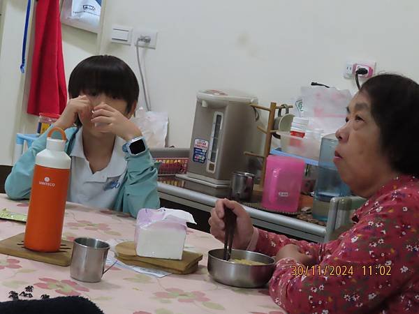 寶貝成長日記(七百四十七)阿嬤在，真安心
