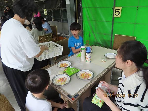 寶貝成長日記(七百四十三)兒童班的主日戶外相調