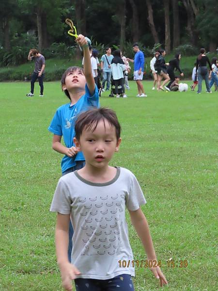 寶貝成長日記(七百四十三)兒童班的主日戶外相調