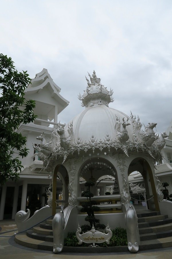 ตำบล ป่าอ้อดอนไชย Wat Rong Khun白廟