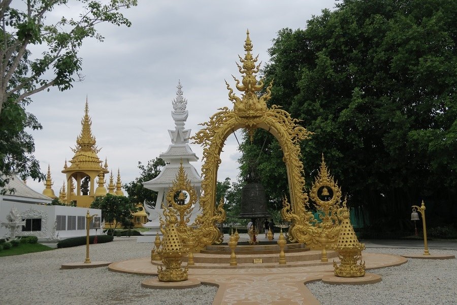 ตำบล ป่าอ้อดอนไชย Wat Rong Khun白廟