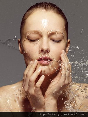 woman-washing-her-face