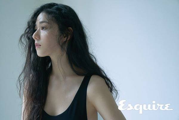 esquire-2018-05-woman-eunchae-003-640x427